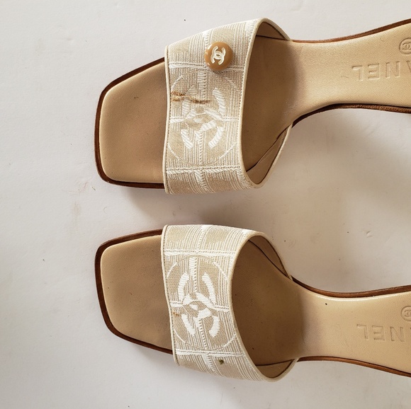 CHANEL BEIGE AND WHITE TRAVEL LINE SLIPPERS.. - Picture 4 of 7